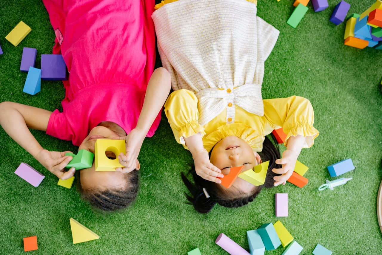 preschoolers playing with blocks